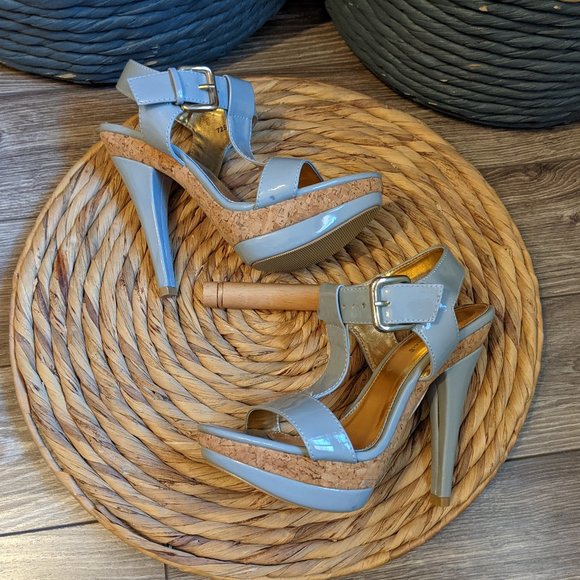 NWOT (W7) - ATMOSPHERE Grey Patent T-Strap Platform Sandal - Picture 5 of 13